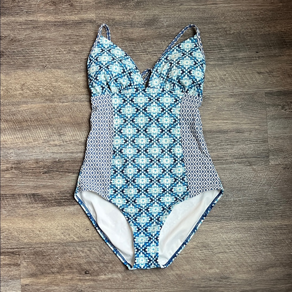 Land’s End Women’s one Piece Geometric Pattern Swimsuit Size 8 🕶️